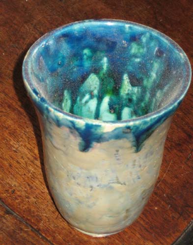 Vase blanc et bleu par Marie-Thrse Landr